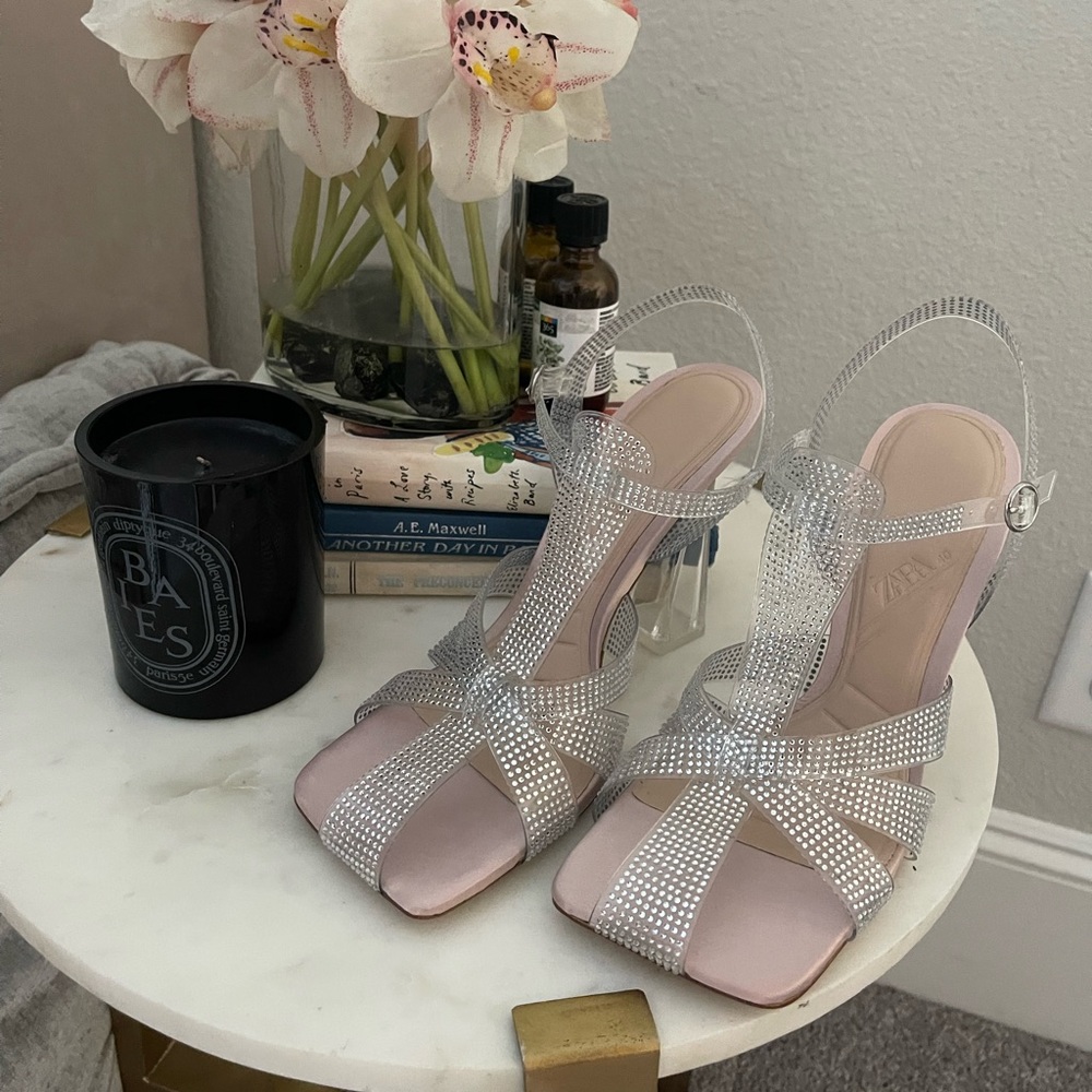 ZARA,VINYL HEELED CAGE SANDALS
TRANSPARENT WITH CRYSTALS.